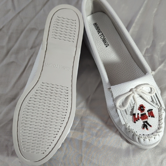 NEW Minnetonka White Moccasins with Red Accents - Picture 7 of 16